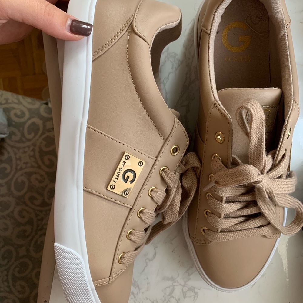 GUESS NUDE TAN GOLD SNEAKERS